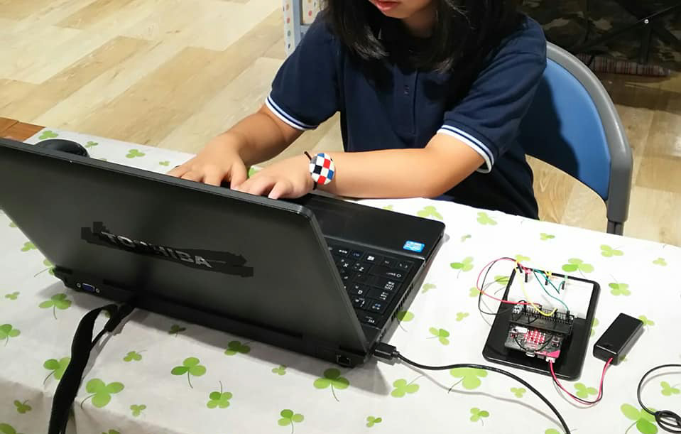 作ったプログラムが動いて喜んでいる様子